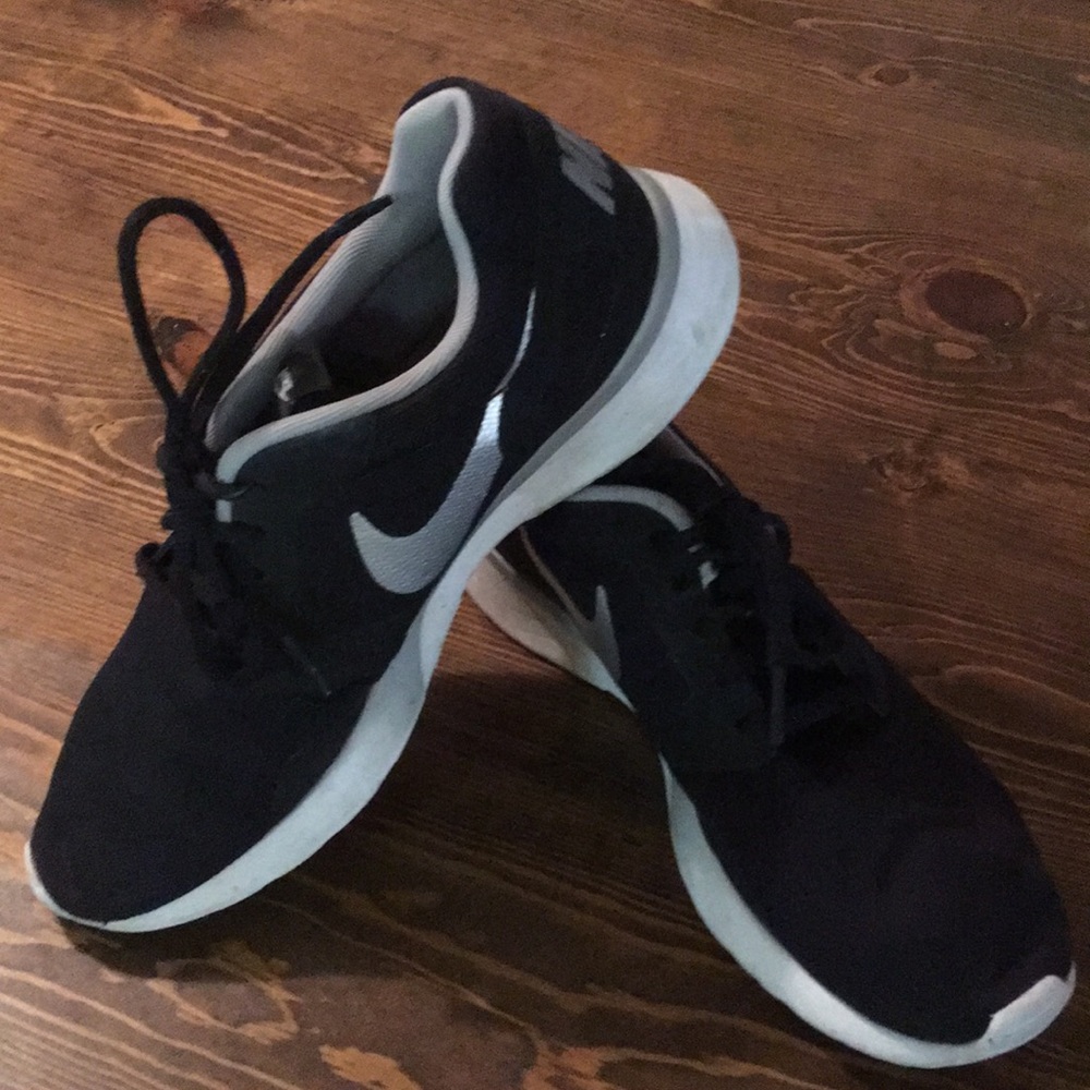 Nike Tennis Shoes. Size 8.5